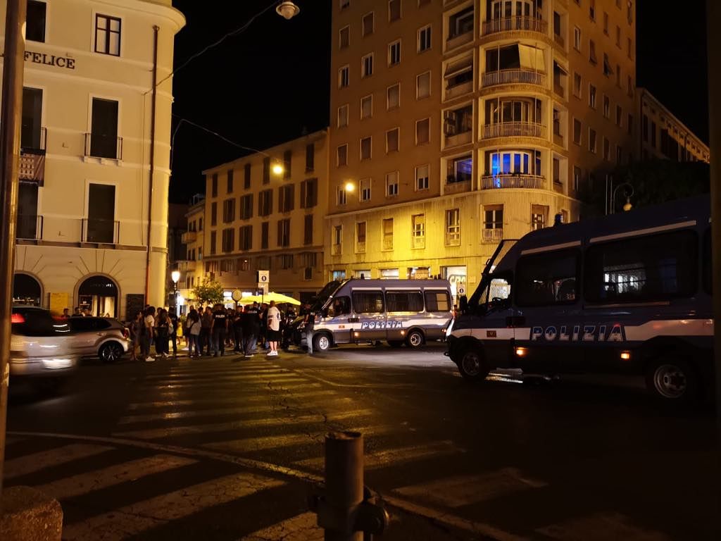 Cagliari, piazza Yenne super blindata per i tifosi del Leeds: movida cagliaritana con gli ultrà inglesi