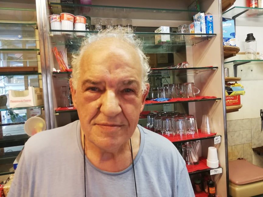 Cagliari, l’ultimo caffè di signor Mario: “Sfrattato dopo 27 anni, gli studenti mi mancheranno tantissimo”