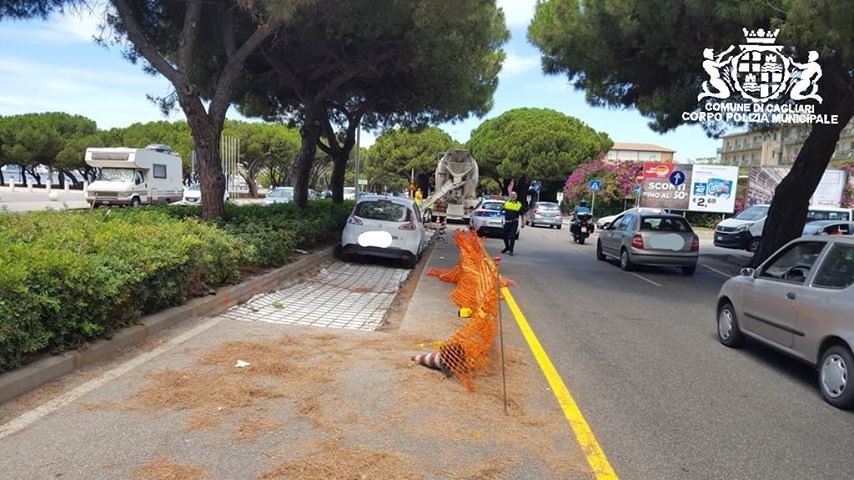 Cagliari, sfonda le barriere di un cantiere di viale Colombo con la Megane: era alla guida sotto effetto di droga