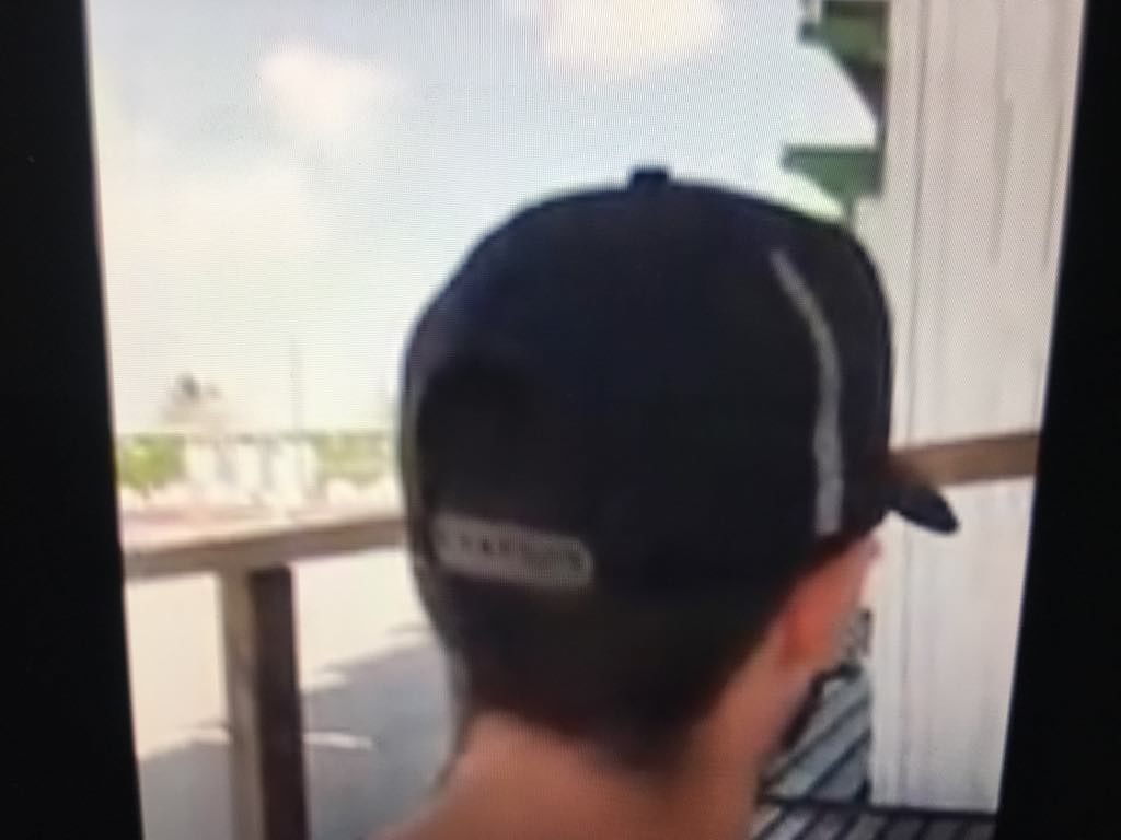 Poetto, il parcheggiatore Michael si racconta: “Multato di 700 euro, non chiedevo nulla: la gente ora fa la colletta per aiutarmi a pagare”