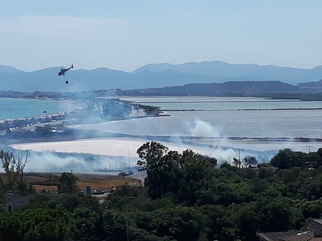 Molentargius, sconfitto l’incendio che ha colpito Margine Rosso: la vittoria di volontari e vigili del fuoco