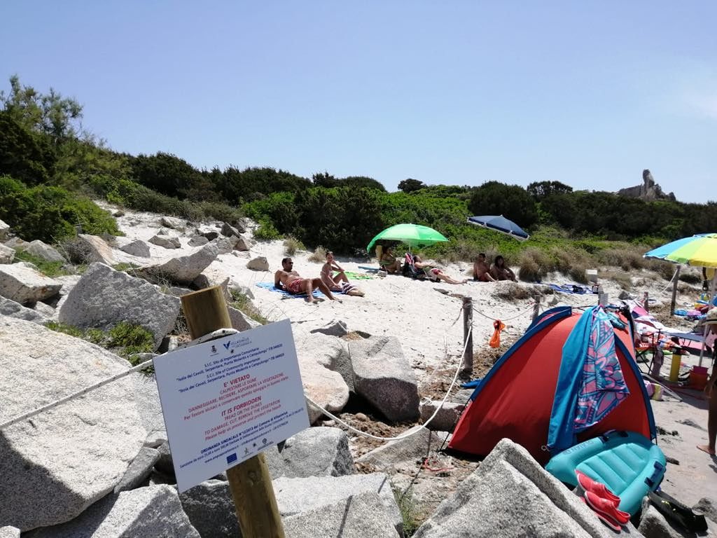 “Punta Molentis, ecco i turisti che tranquillamente piazzano ombrelloni nelle dune vietate”