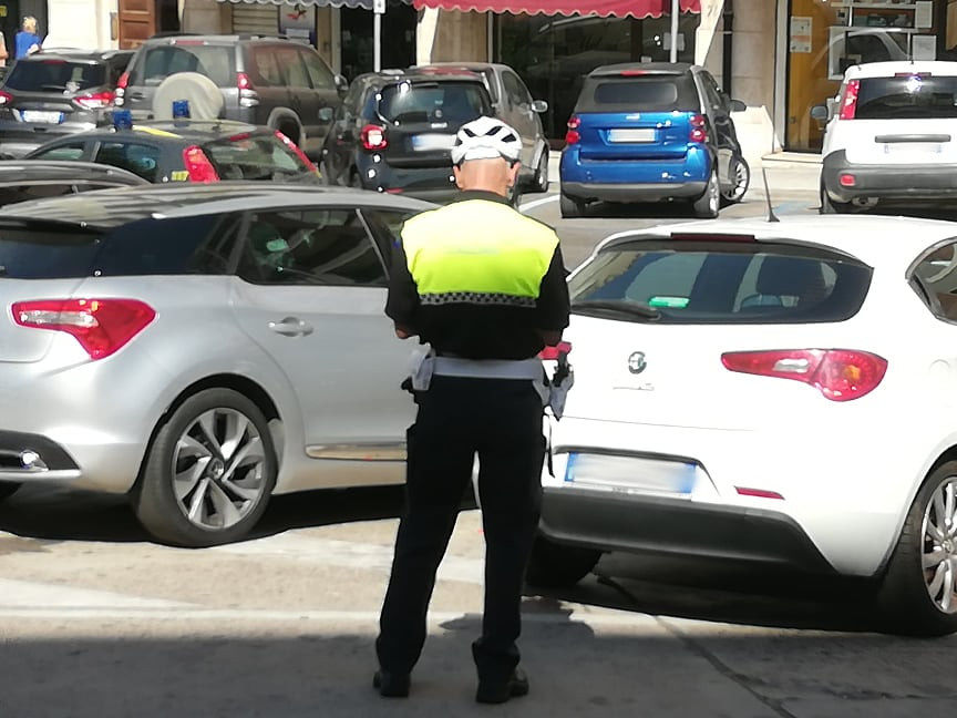 Guerra alla doppia fila a Cagliari, strage di multe in via Tuveri