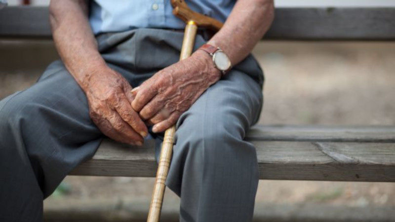 Cagliari, minaccia la vicina e la spia mentre è in camera da letto: stalker 70enne nei guai