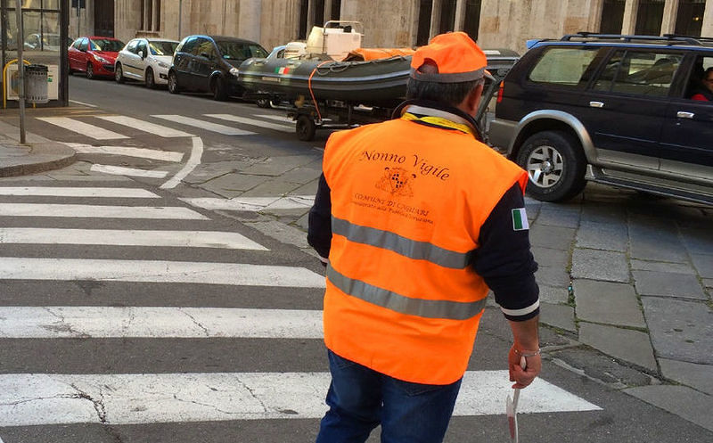 Nonno vigile a Cagliari, caccia alle iscrizioni per “dirigere il traffico” davanti alle scuole