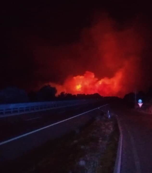Spaventoso incendio ai bordi della statale 131, deviato il traffico a Siniscola: “Auto scappavano contromano”