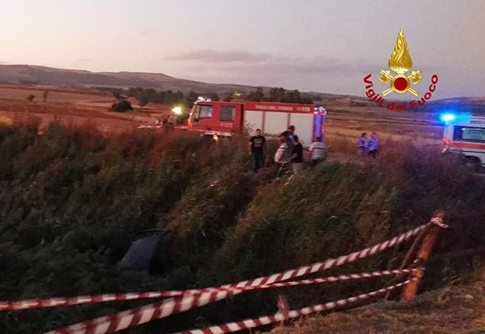 Ortacesus, incidente sulla SP39: auto esce di strada, i Vigili del Fuoco estraggono il conducente ferito