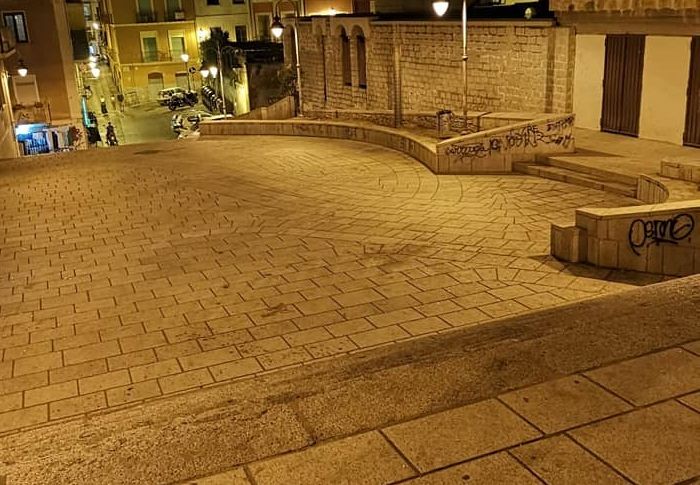Malamovida a Cagliari: rissa notturna e lancio di bottiglie nella piazza appena ripulita dal sindaco