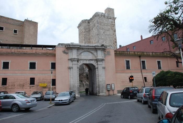 Cagliari, maxi chiazza di lubrificante in strada: chiuse al traffico Porta Cristina e S’Avanzada