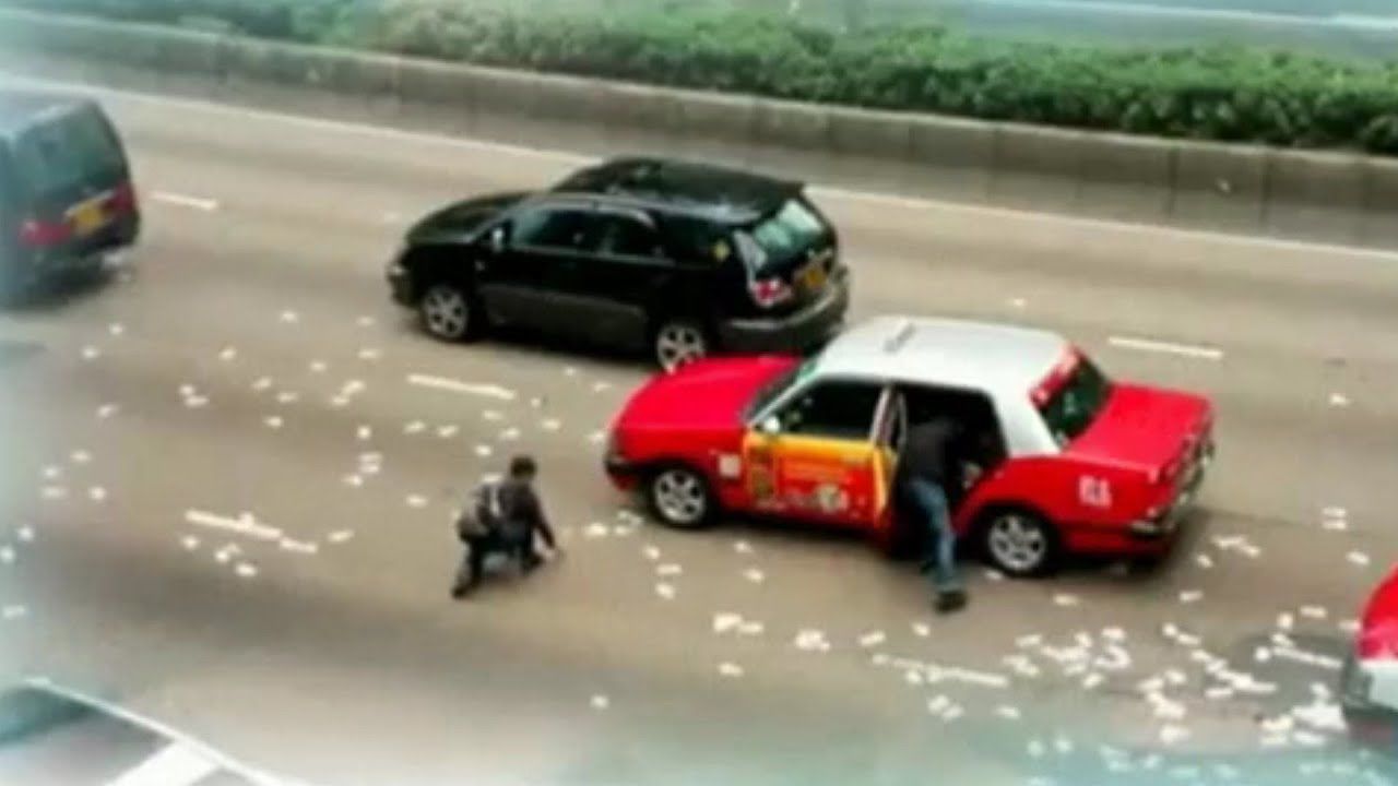 Usa, piovono banconote dai portavalori: delirio in autostrada