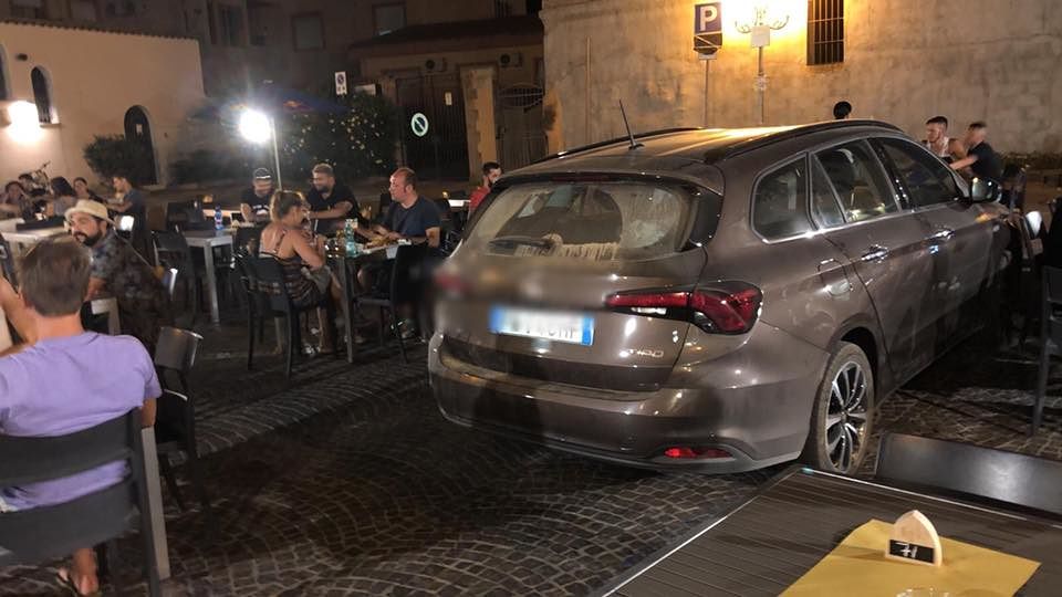 Pula, arriva il carro attrezzi a Nora e in paese, rischio multe: “Ora basta con i parcheggi selvaggi”