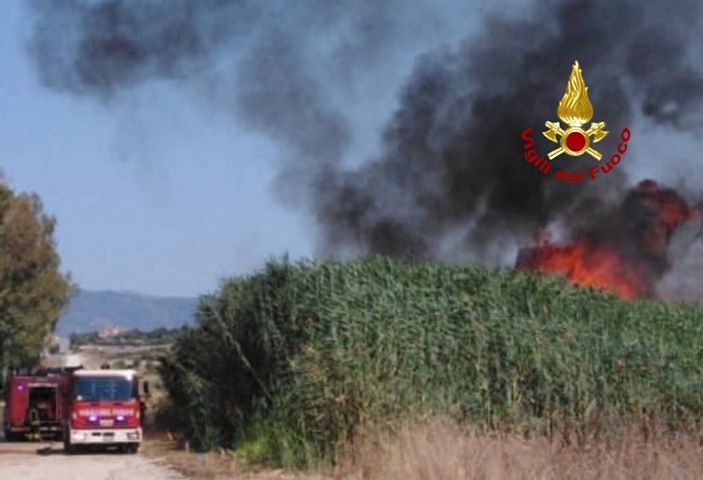 Maxi incendio a Quartucciu nei pressi della zona industriale e nella SS125