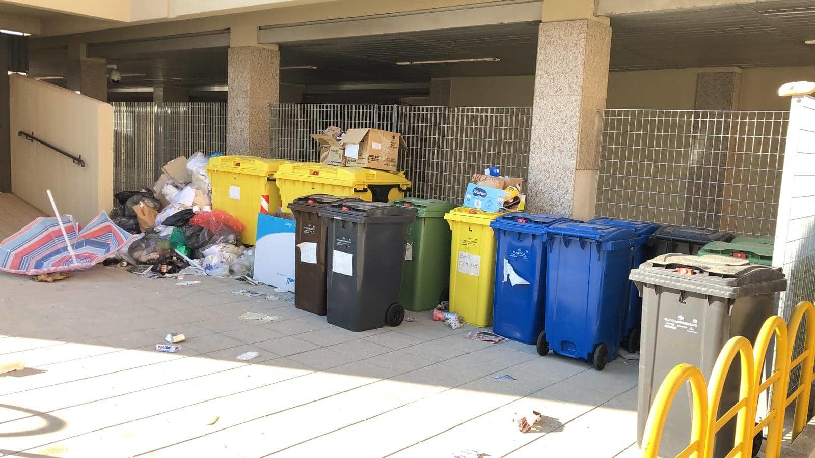 Cagliari, nuova beffa per il porta a porta: “In via Sonnino maxi mastelli strapieni di rifiuti sotto il palazzo del Comune”