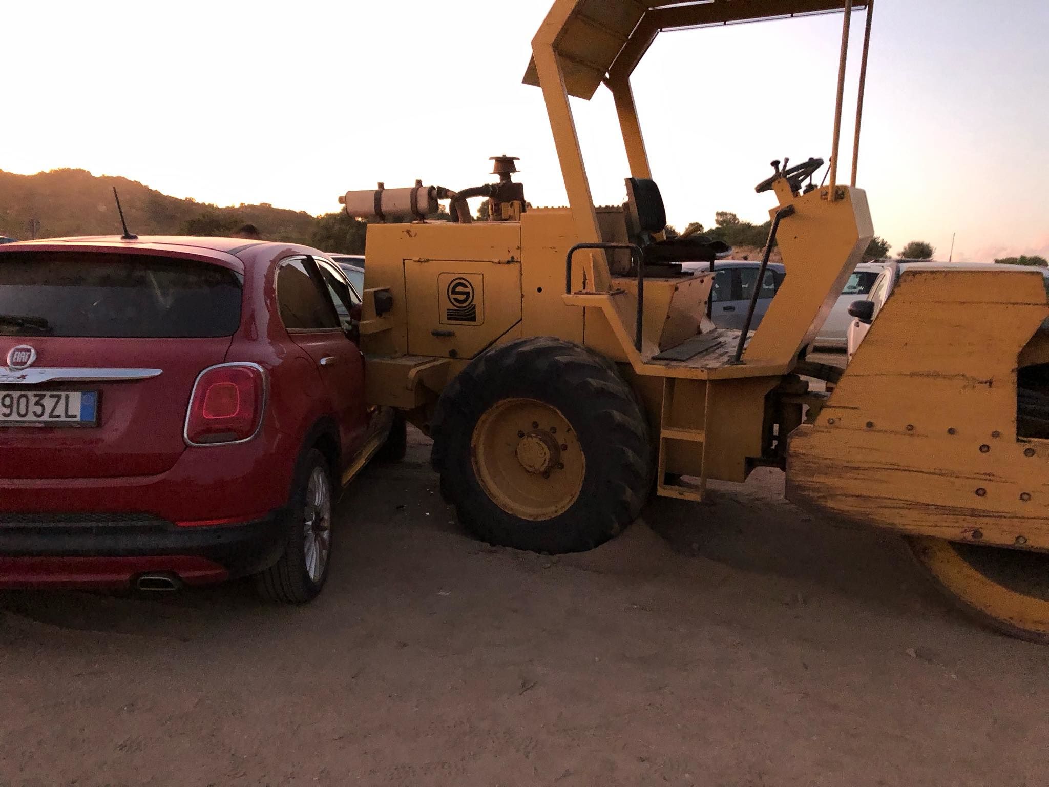 Incredibile a Castiadas: ragazza mette in moto un rullo compressore e devasta tre auto all’Iki Beach, poi scappa