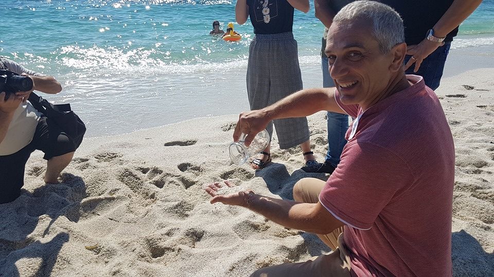 Cabras, turista romano si pente e restituisce la sabbia rubata 40 anni fa a Is Arutas