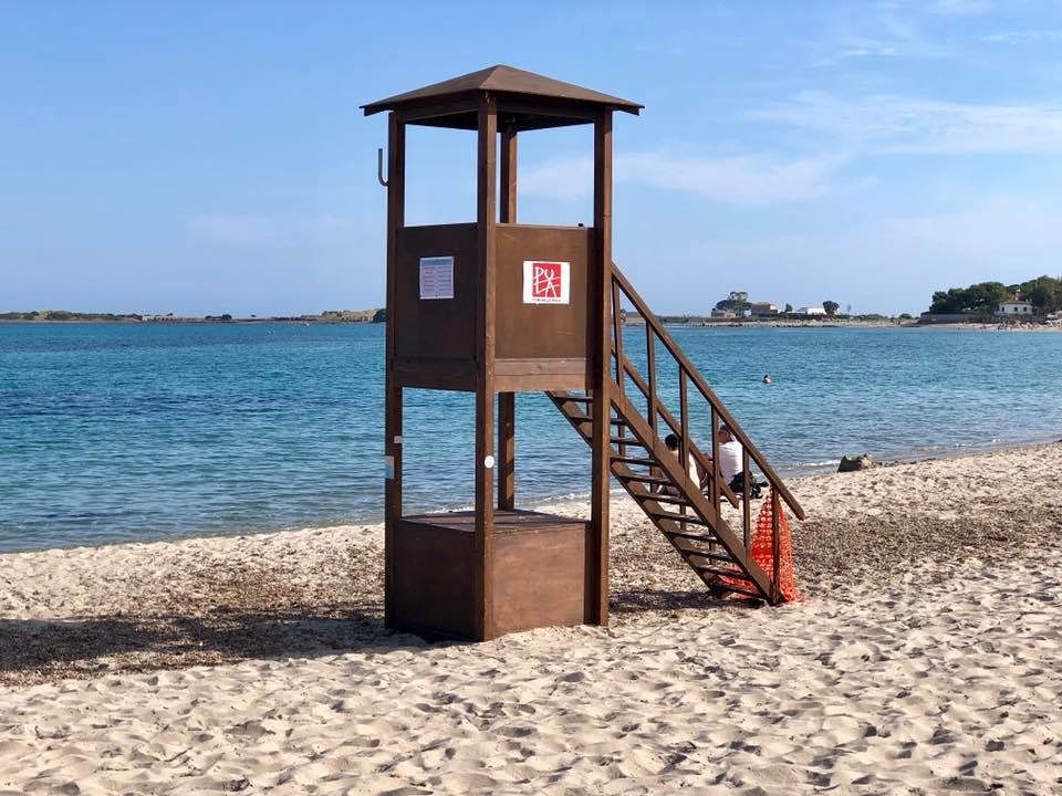 Per la sicurezza delle spiagge di Pula arrivano 8 bagnini, torrette e defibrillatori su tutto il litorale