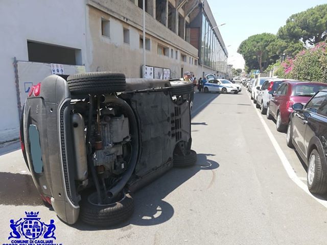 Cagliari, ragazza 24enne perde il controllo della Smart all’Amsicora: l’auto si rovescia, portata in ospedale col codice rosso