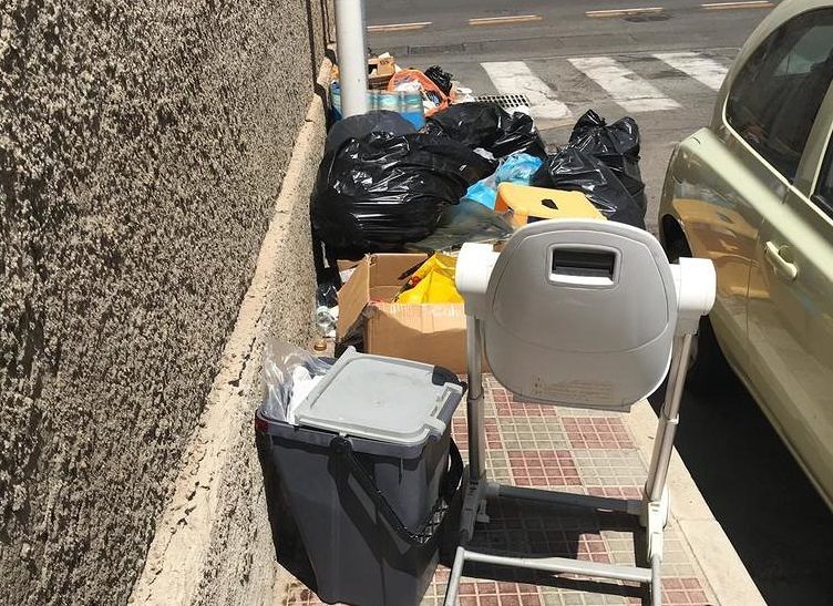 Caos rifiuti a Cagliari, residenti disperati a San Michele: “Spazzatura ovunque. Strada mai lavata in un anno”