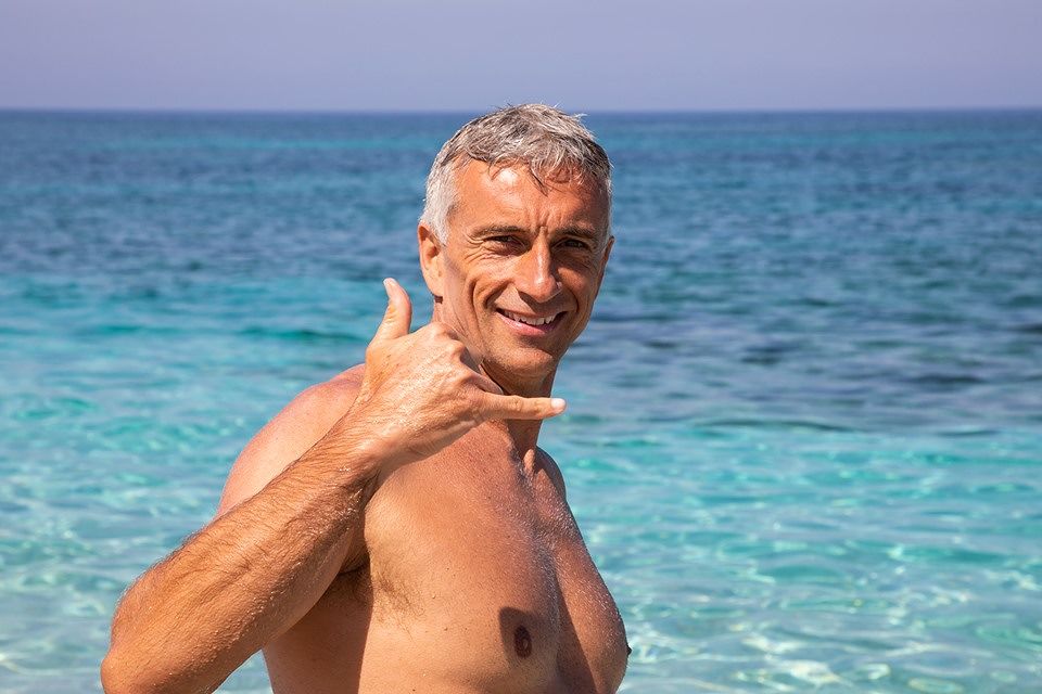 “Sardi, non avete una cultura del turismo: baristi distratti dal cellulare, servono infastiditi il caffè”