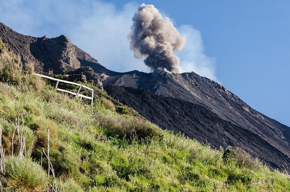 Stromboli, eruzione in corso dal vulcano: “Turisti si lanciano in mare”