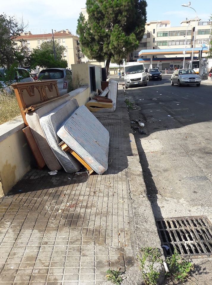 Cagliari mai così sporca: “Bonificate subito la maxi discarica vicino all’ospedale di Is Mirrionis”