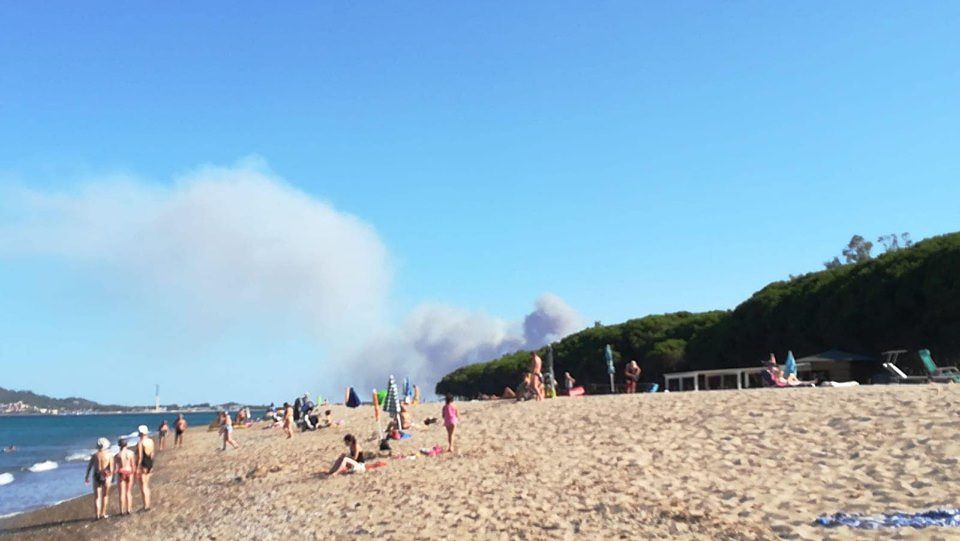 Le fiamme minacciano la spiaggia: torna l’incubo incendi a Tortolì
