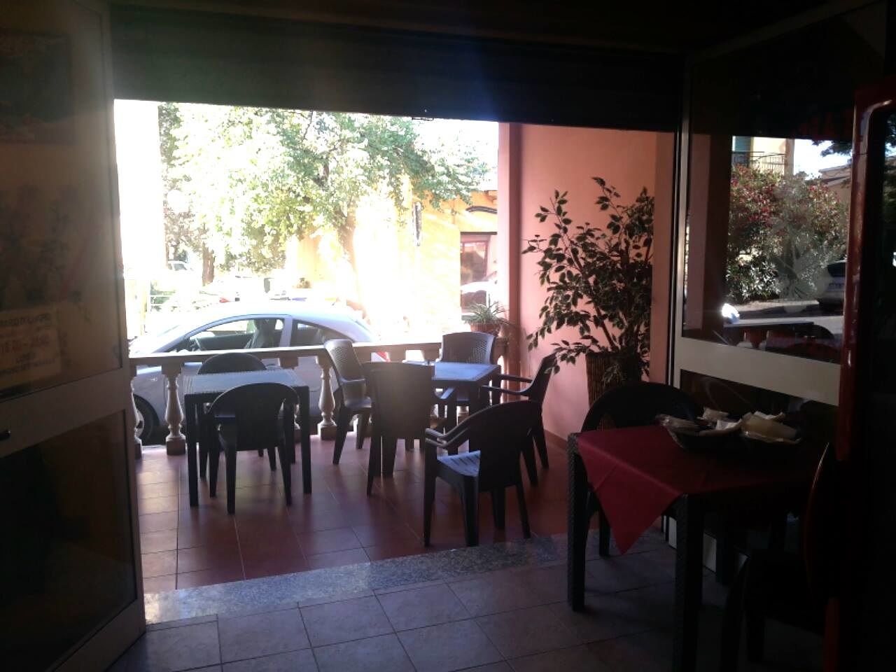 Capoterra, corto circuito devasta una pizzeria: “Tutto bruciato, non abbiamo più nulla”