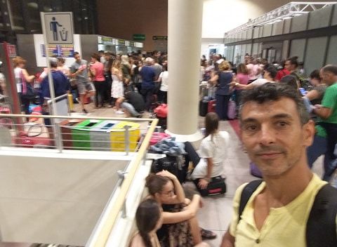 Treviso-Cagliari, volo cancellato nella notte: decine di sardi bloccati in aeroporto