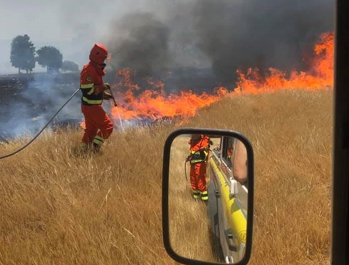 Sinnai, le fiamme devastano Sa Spragaxia: volontari al lavoro da 6 ore