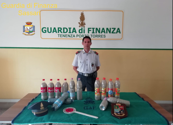 Turisti francesi rubano 40 chili di sabbia da Chia, rischiano sei anni di carcere