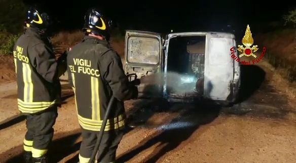 Auto avvolta dalle fiamme con due bombole all’interno: paura nella notte a Capoterra