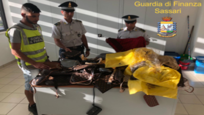 Vende borse taroccate di Louis Vuitton e Gucci in spiaggia a Golfo Aranci, senegalese nei guai