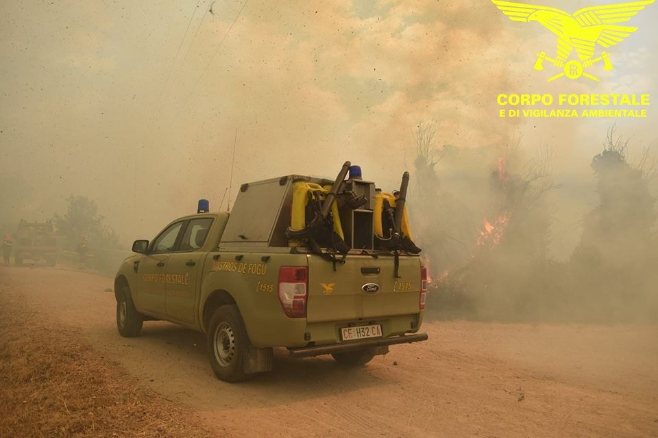 Fiamme alte a Quartiuccu, incendio nelle campagne di Mela Murgia: interviene l’elicottero