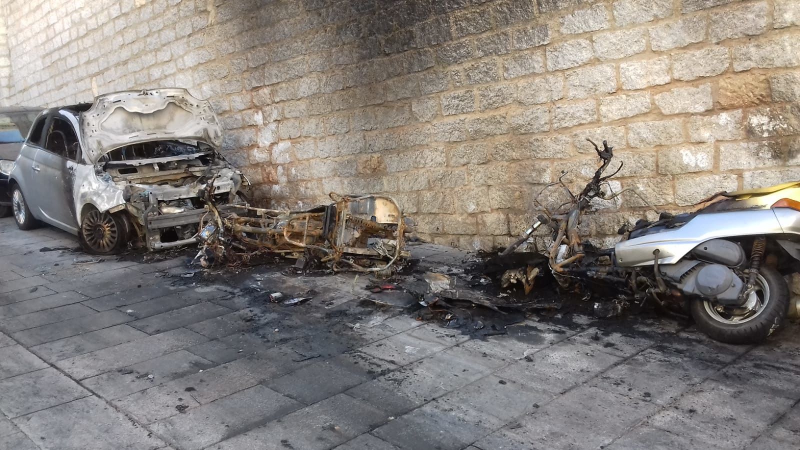 Cagliari, fiamme nella notte a Sant’Eulalia: distrutti due scooter e un’auto in sosta