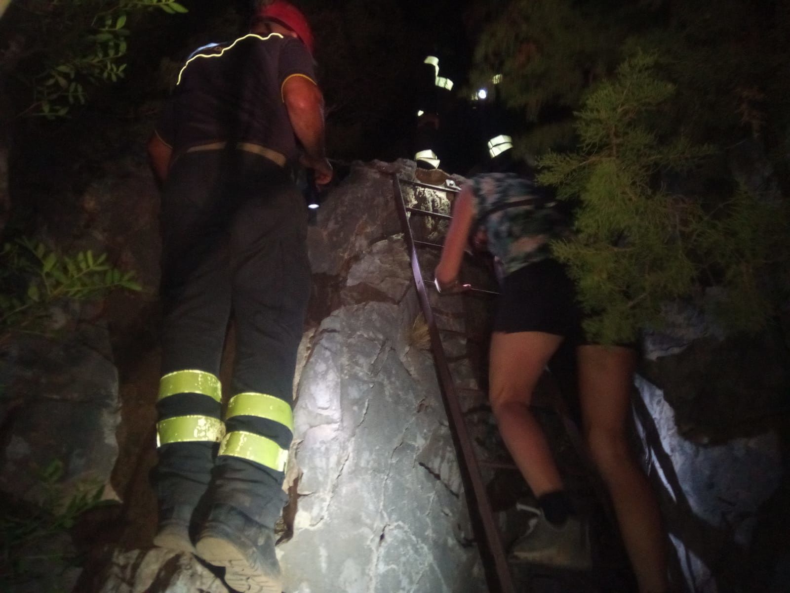 Due ragazze si perdono a Porto Flavia, soccorse dai vigili del fuoco