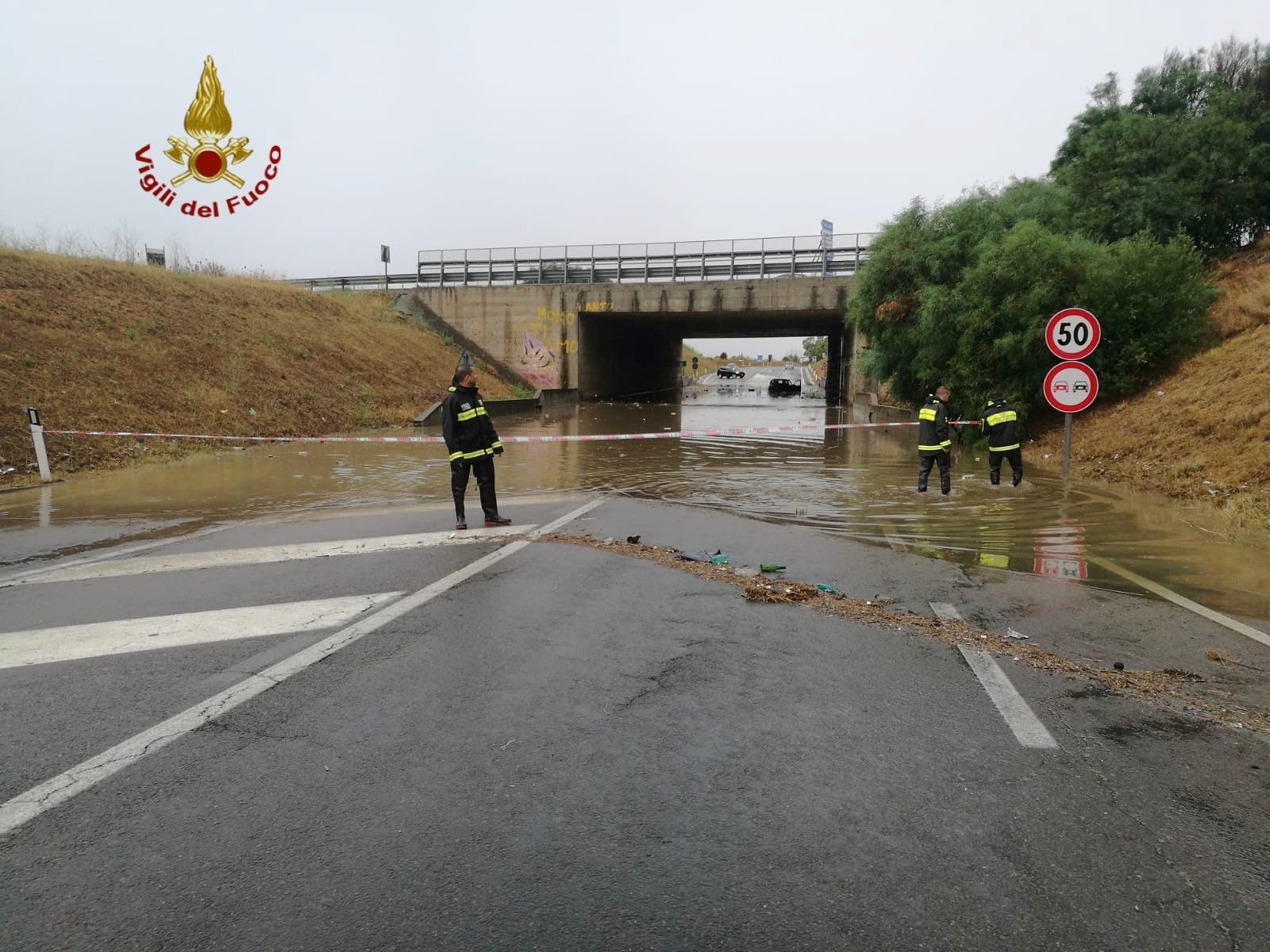 Maltempo: auto bloccate nei sottopassaggi allagati, muri crollati e due disabili salvati