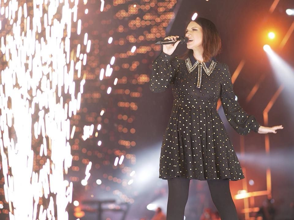 Laura Pausini realizza il sogno di Eleonora, fan autistica di Sestu: sarà sotto il palco di Cagliari