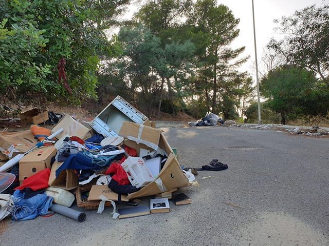 Cagliari, maxi immondezzaio tra Brotzu e Oncologico: poltrone, vestiti e anche siringhe