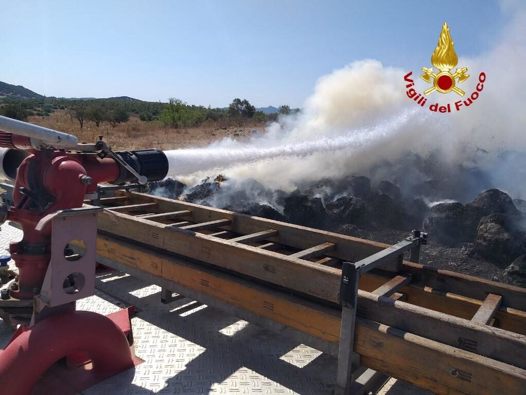 Siliqua, scoppia un incendio nel fienile: in fiamme 500 rotoballe