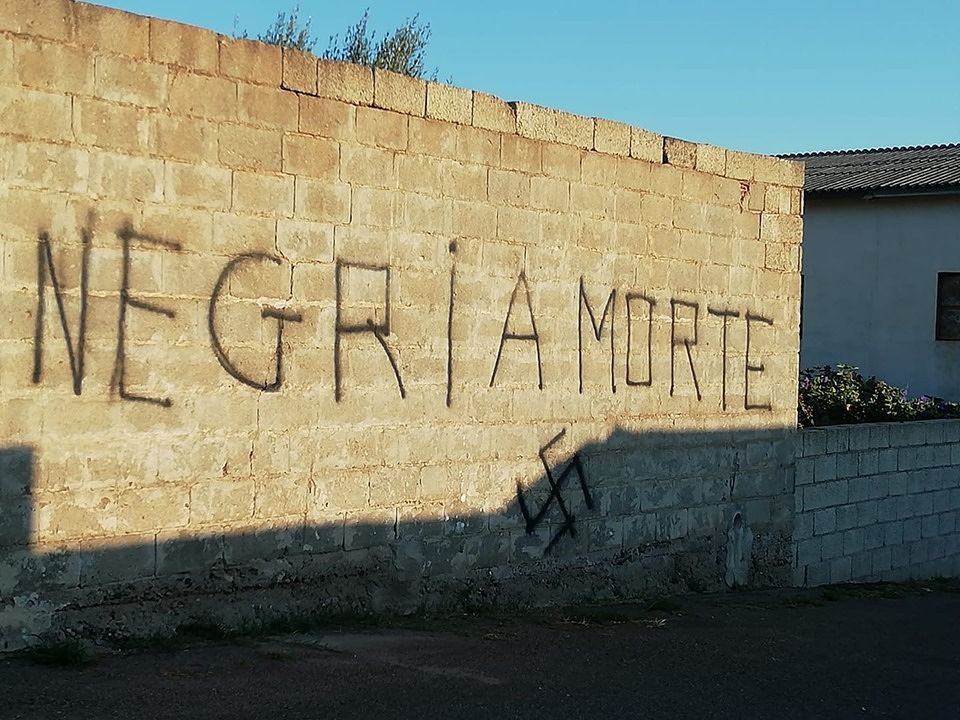 Choc a Torpè, scritta razzista su un muro con tanto di svastica