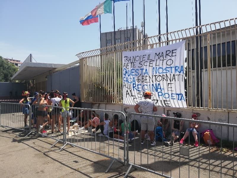 Cagliari, fan di Laura Pausini e Biagio già fuori dalla Fiera: “Bentornata principessa”