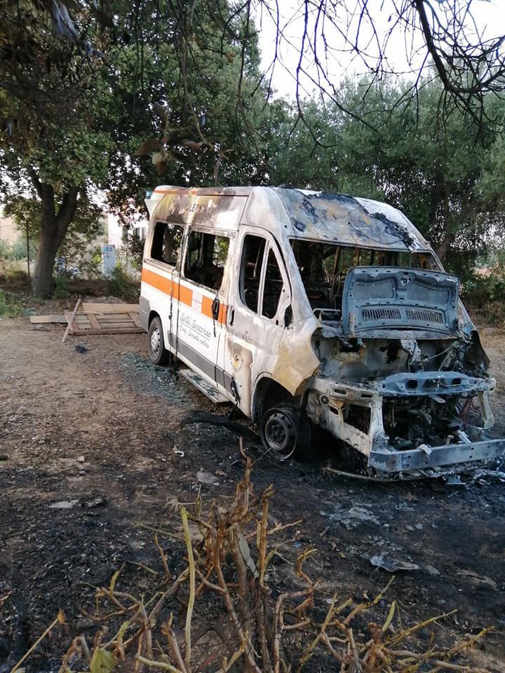 Carbonia, in fiamme nella notte l’ambulanza della Solki Soccorso