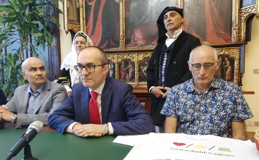 Gruppi folk e balli per le vie di Cagliari nel nuovo giovedì notte “colorato”