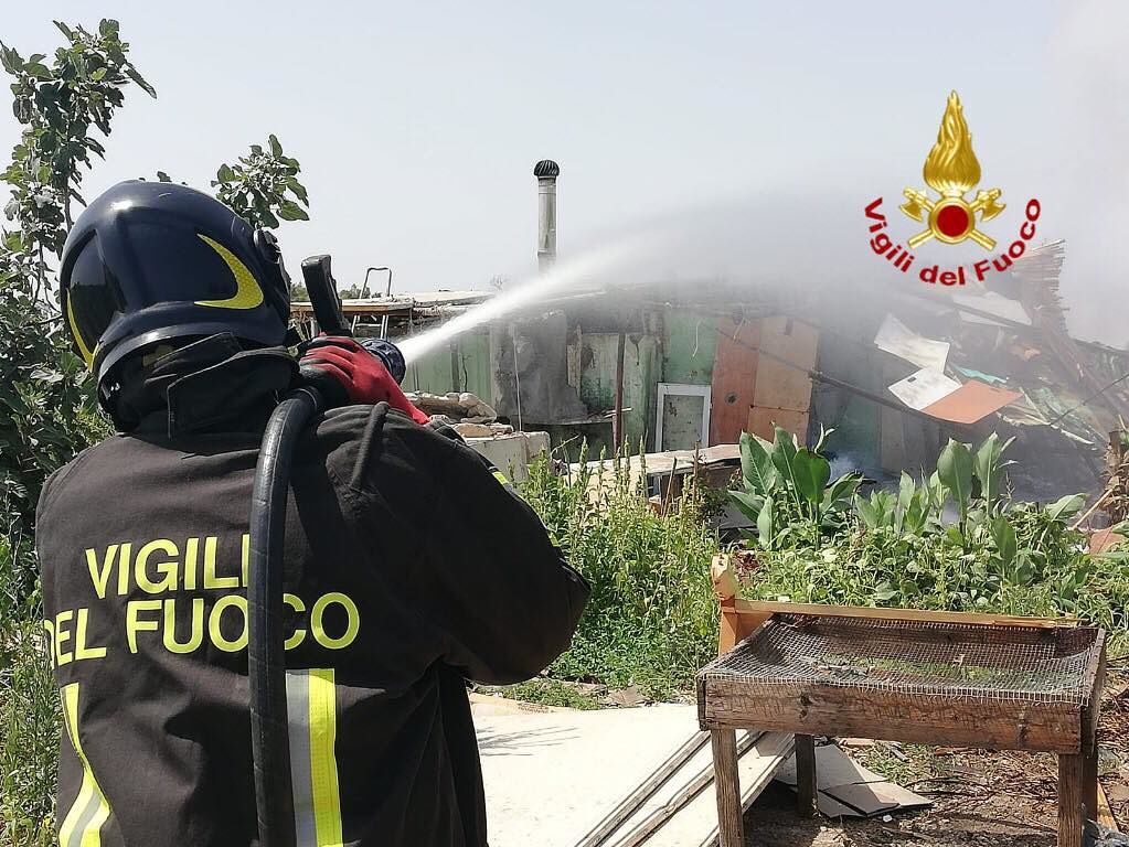 Selargius, in fiamme la baracca di un senzatetto: in salvo anziano di 80 anni