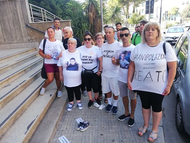 La rabbia dei genitori sardi fuori dal tribunale di Cagliari: “Parlateci di Bibbiano e dei nostri figli”