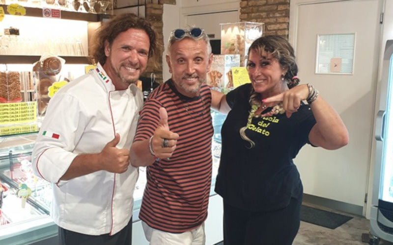Bruno Barbieri è a Cagliari, lo chef stellato mangia il gelato in piazza Yenne