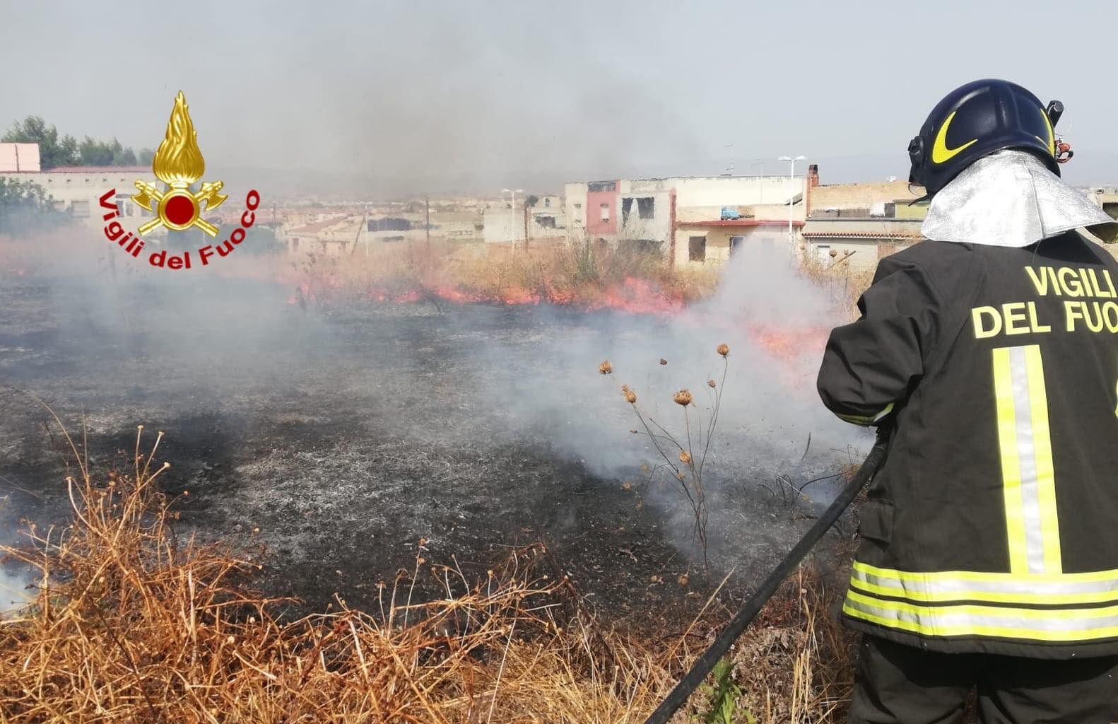 Incendio in un terreno incolto a Pirri: in fiamme sterpaglie