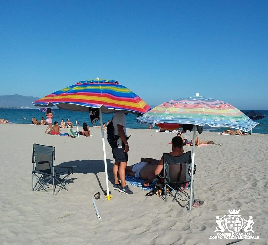 Spegne la sigaretta e la infila sotto la sabbia del Poetto, 200 euro di multa