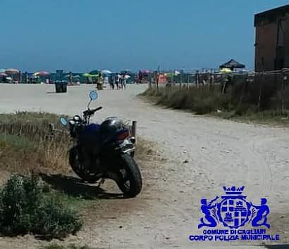 Parcheggia la moto direttamente sulla spiaggia del Poetto, maxi multa per un centauro cagliaritano