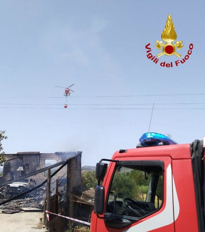 Piscinas, in fiamme un capannone in aperta campagna: distrutto dal rogo